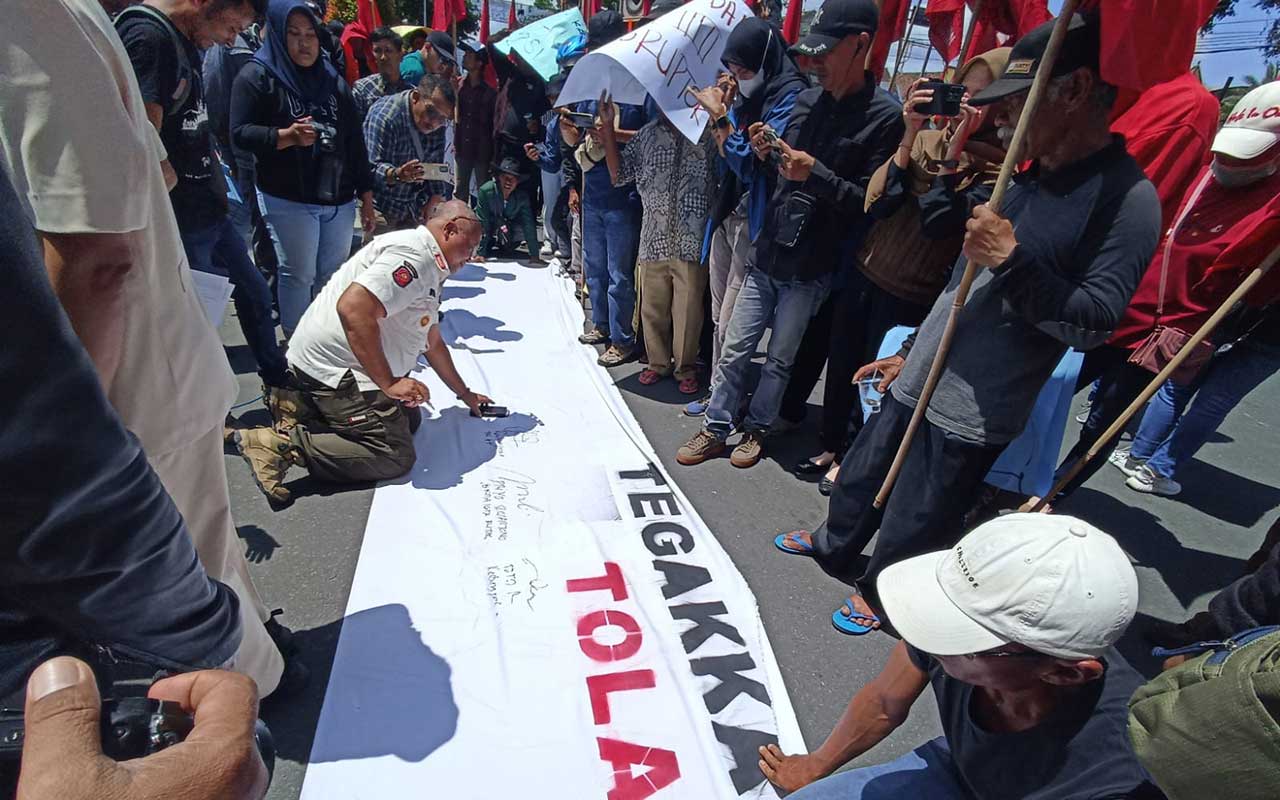 Plt Kepala Satpol PP Kota Blitar saat menandatangani pakta integritas yang dilakukan oleh KRPK di depan kantor pemkot setempat, Kamis (21/12/2023) 
