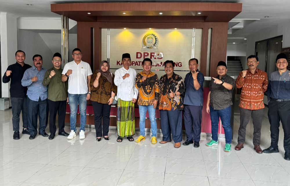 Ketua Komisi II DPRD Gresik Wongso Negoro (tujuh dari kiri) bersama anggota saat studi banding di  DPRD Lumajang. Foto: Ist.