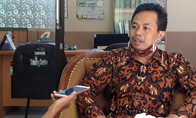 Ibnu Qoyim, S.Ag., M.H., Kabid Pendidikan Dasar Dinas Pendidikan Kota Kediri saat memberi keterangan kepada wartawan. foto: MUJI HARJITA/ BANGSAONLINE