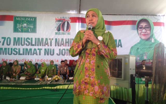 Menteri Sosial, Khofifah Indar Parawansa saat memberikan sambutan di Alun-Alun Jombang, Sabtu (21/05). foto: romza/ BANGSAONLINE