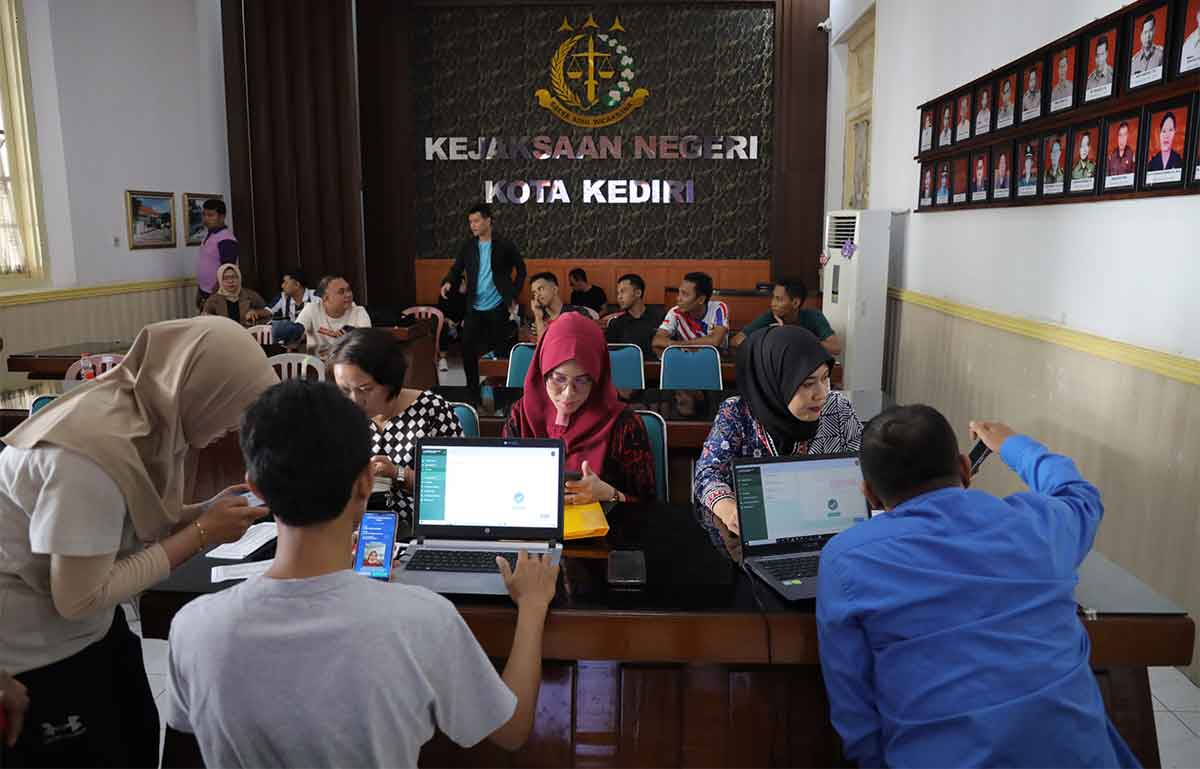 Petugas Dispendukcapil Kota Kediri saat melakukan perekaman IKD di kejaksaan negeri setempat. Foto: Ist