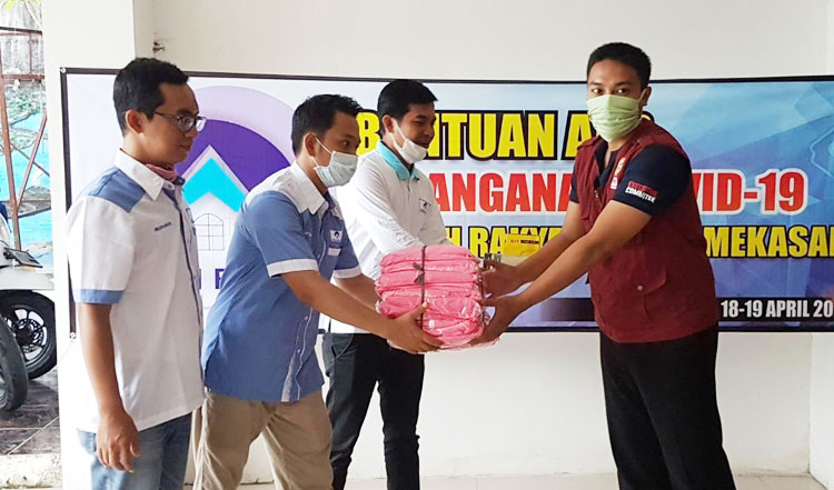 Perwakilan Rumah Rakyat Pamekasan saat menyerahkan bantuan APD berupa baju Hazmat kepada DPD PPNI Pamekasan. 