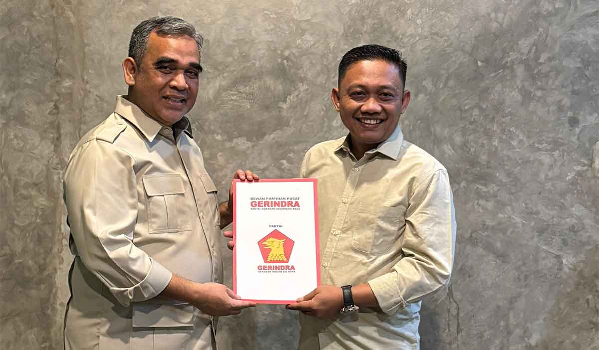 Sekjen Gerindra, Ahmad Muzani saat menyerahkan rekomendasi kepada Katino, Ketua DPC Gerindra Kota Kediri. Foto: Ist