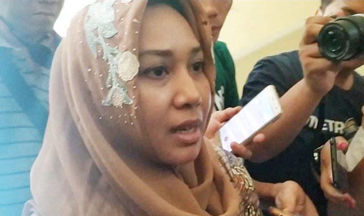 Wali Kota Mojokerto Ika Puspitasari saat menjawab pertanyaan wartawan usai diperiksa sebagai saksi.