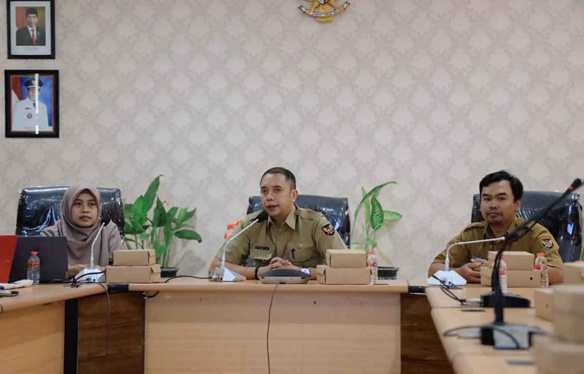 Kepala Bagian Administrasi Perekonomian Pemkot Kediri, Tetuko Erwin Sukarno (tengah), saat memberi sambutan. Foto: Ist