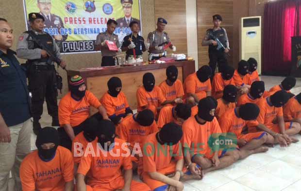 Para tersangka saat digelar di Mapolres Kediri. foto: arif kurniawan/ BANGSAONLINE