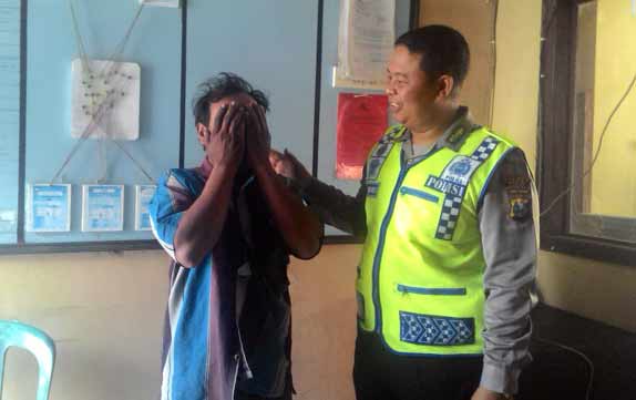 Pelaku saat diamankan di Mapolsek Purwoasri Kabupaten Kediri. foto: arif kurniawan/BANGSAONLINE