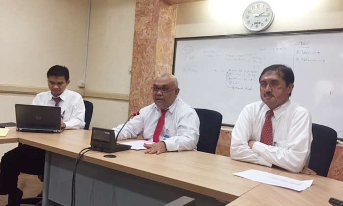 Kepala Bank Indonesia Kediri Djoko Raharto saat menggelar jumpa pers terkait penukaran uang pecahan baru. Foto: ARIF K/BANGSAONLINE

