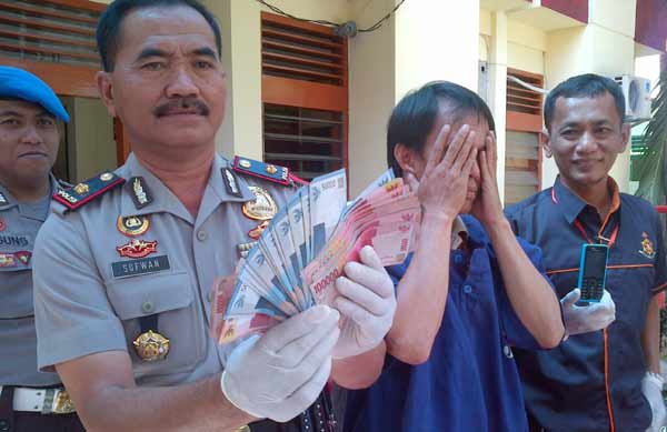 Polisi membeber bukti uang hasil judi. (foto: rusmiyanto/BANGSAONLINE)