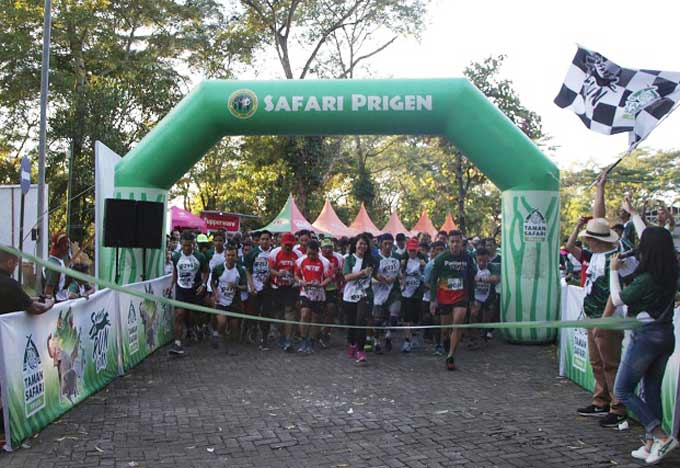M Burhan, financial controller saat memberangkatkan 1000 peserta Safari Run 2018 yang ke 4 kalinya di Taman Safari II Prigen, Kabupaten Pasuruan. foto: Andy Fachrudin/ BANGSAONLINE