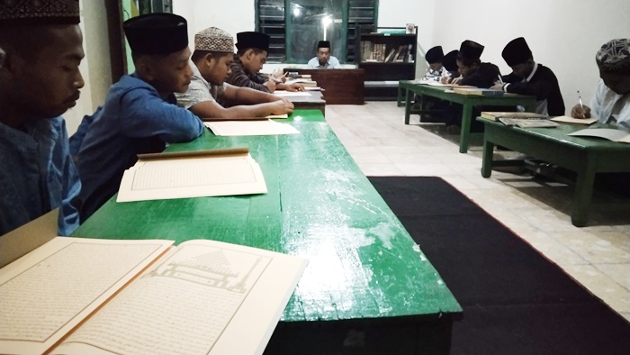 Para santri sedang mengaji kitab usai Salat Tarawih setiap bulan Ramadan.