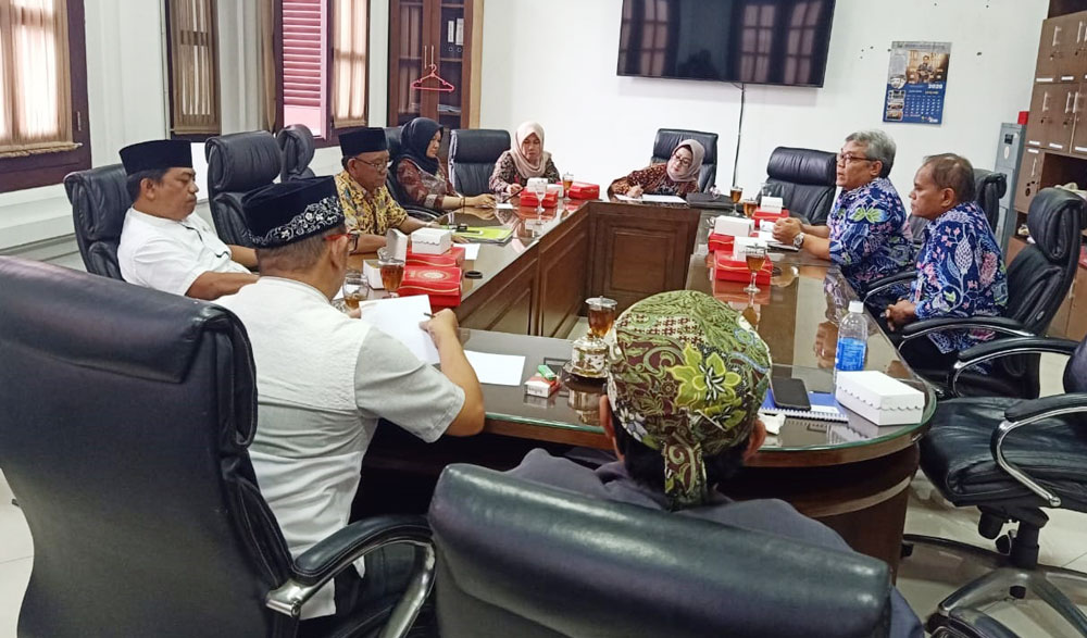 Rapat dengar pendapat (RDP) yang digelar Komisi B membahas nasib Pasar Besar Malang dan Alun-Alun Mall Ramayana, Jumat (07/02). foto: IWAN IRAWAN/ BANGSAONLINE