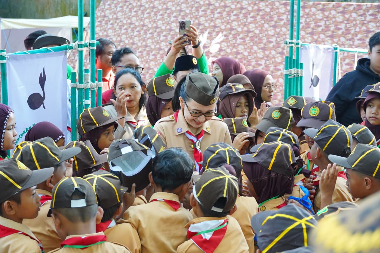  Ketua Kwartir Cabang Pramuka Kabupaten Kediri Eriani Annisa Hanindhito saat menyelami para peserta pesta siaga. (Ist). 