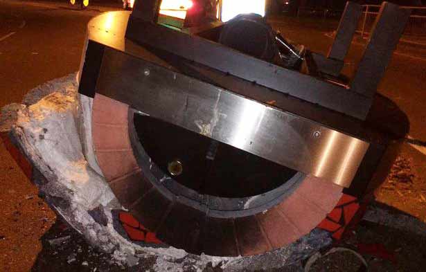 Benda setengah lingkaran unik, yang tiba-tiba terbakar di tengah jalan. foto: repromirror.co.uk