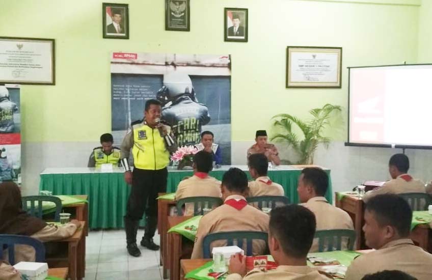 Satlantas Polres Pacitan saat memberikan sosialisasi terkait safety riding.