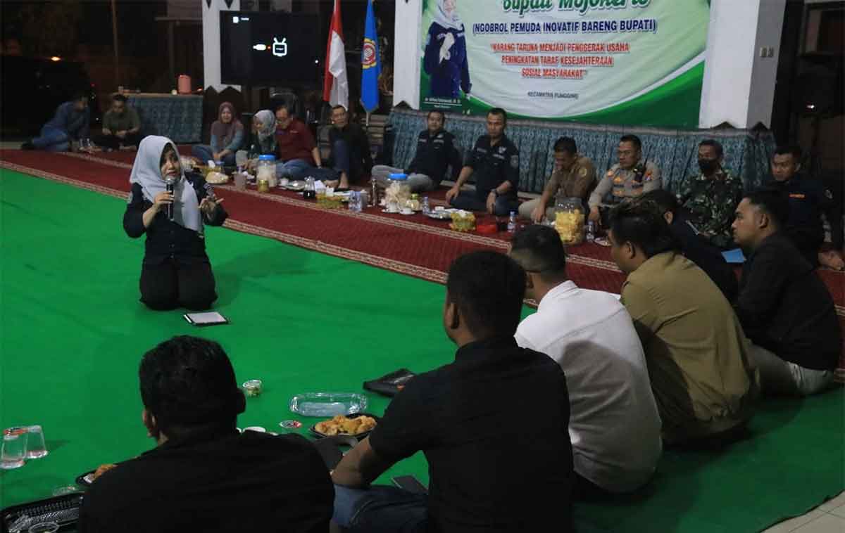 Bupati Mojokerto saat berkumpul dengan para pemuda di Kecamatan Pungging.