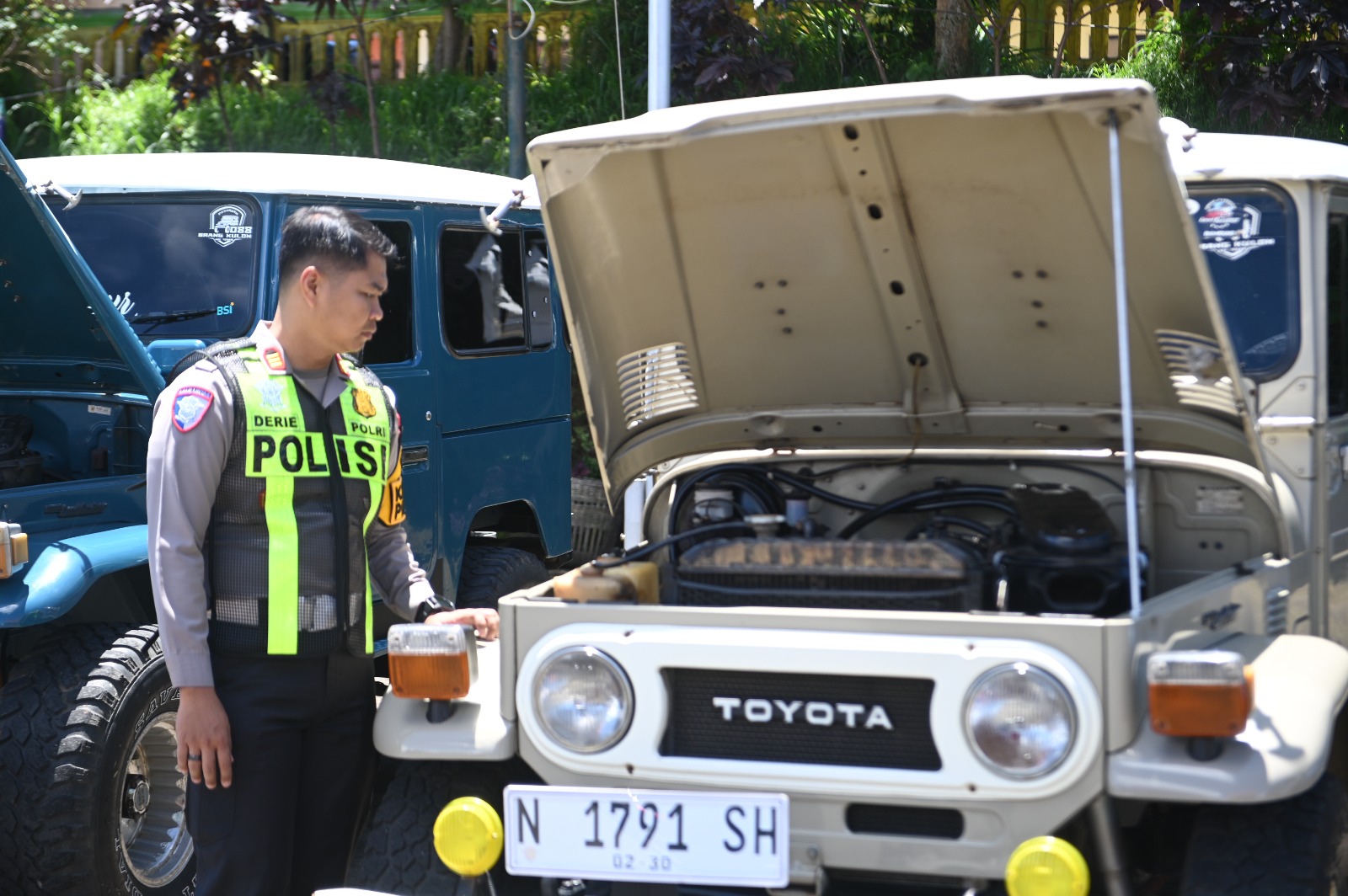 Anggota Polres Pasuruan saat melakukan sidak kelayakan Jeep wisata Bromo