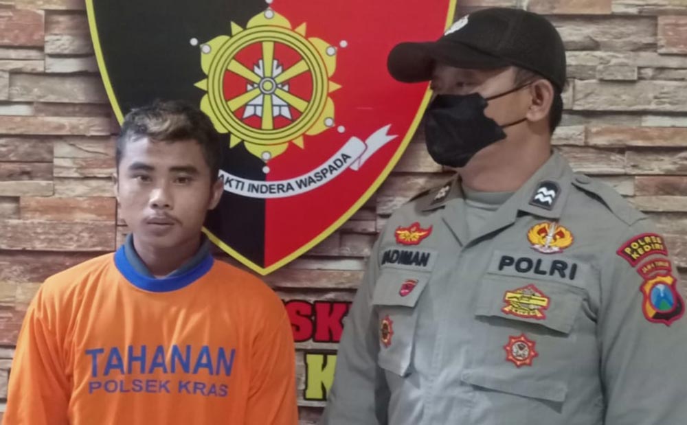 Dendy Saputro, tersangka pencuri spesialis ponsel di jok sepeda motor saat diamankan di Mapolsek Kras. foto: ist.