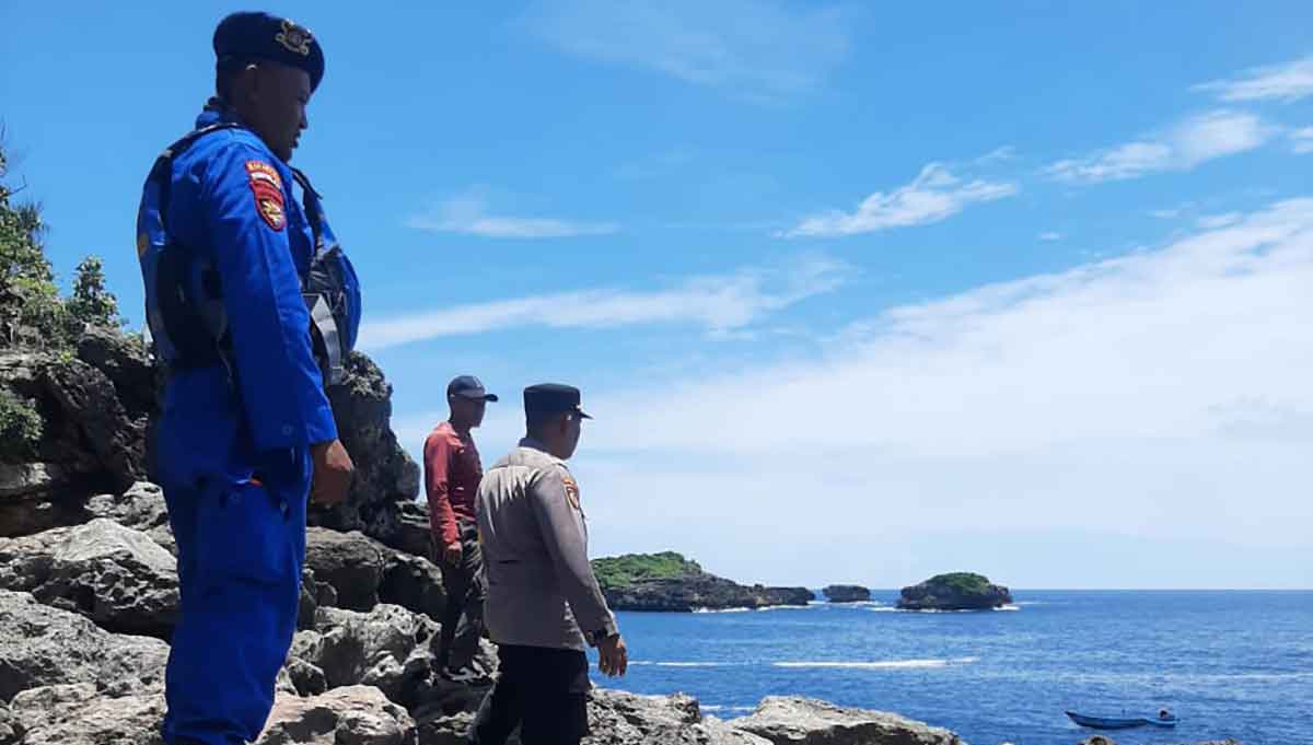 Petugas saat mencari pemancing yang diduga Hilang di Pantai Peh Pulo, Desa Sumbersih, Kecamatan Panggungrejo, Kabupaten Blitar.