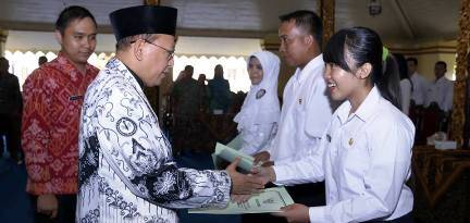 Bupati Sumenep menyerahkan SK untuk 40 CPNS Tahun 2015. foto: faisal/BANGSAONLINE