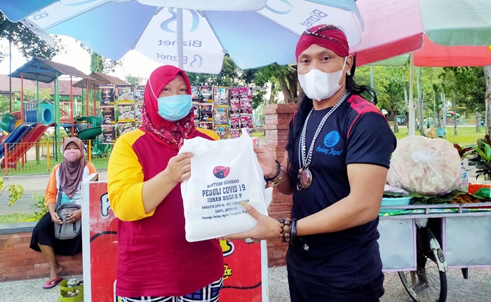 Trimo Dwi Cahyono saat menyalurkan bantuan kepada para PKL di Alun-alun Trenggalek. foto: HERMAN/BANGSAONLINE