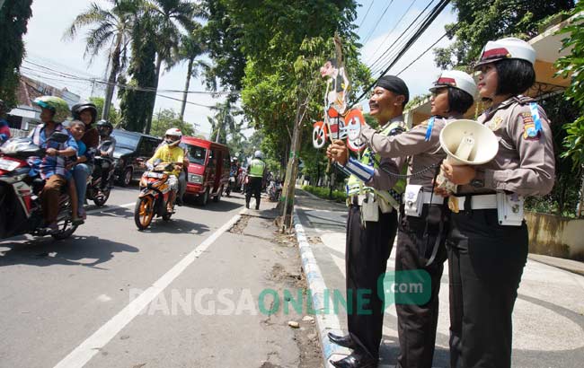 Jajaran Satlantas Polres Jombang, mengajak warga untuk tertib berlalu lintas melalui wayang kulit. foto: rony suhartomo/ BANGSAONLINE