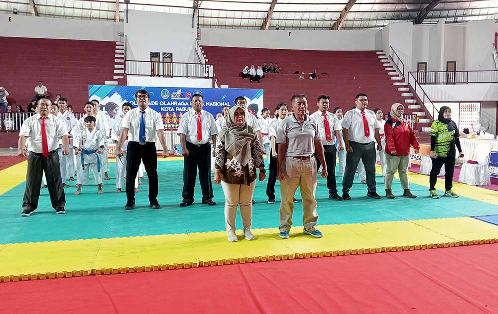 Kabid SMP Dispendikbud Kota Pasuruan Hj. Anisah bersama Koordinator Cabor Karate SD/SMP se-Kota Pasuruan Santiko Arioseno, saat pembukaan Olimpiade Siswa Nasional Cabor Karate dan Silat di GOR Kota Pasuruan.