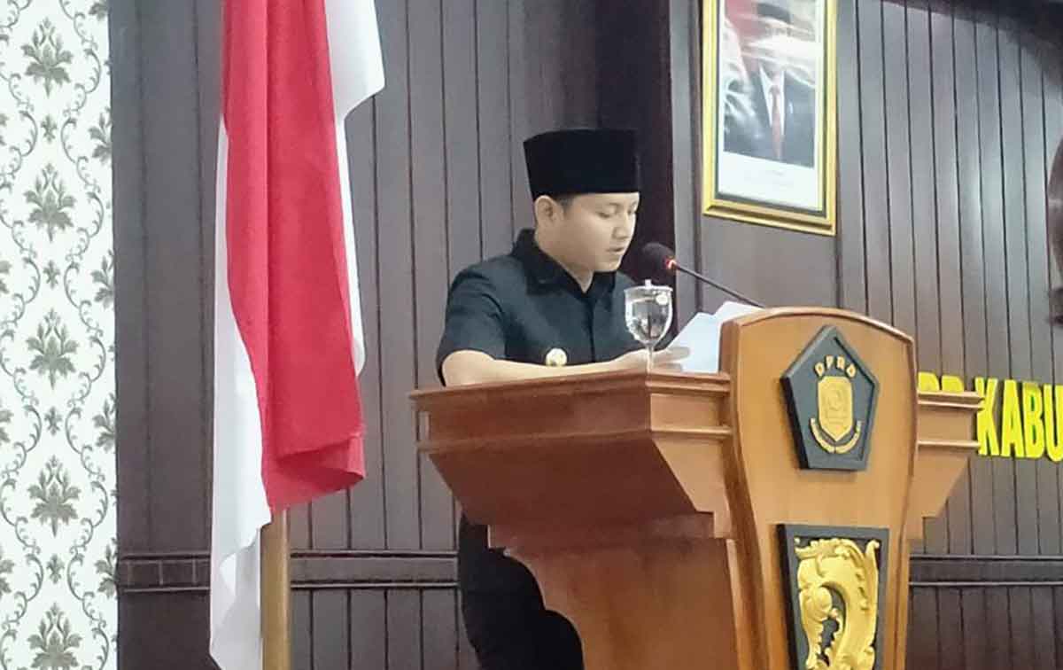 Bupati Trenggalek, Moch. Nur Arifin, saat memberi jawaban terkait pandangan umum DPRD.