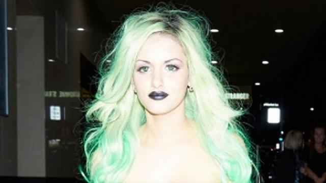 Gabi Grecko si model yang jalan-jalan tanpa sehelai pun benang. foto: baranews.co