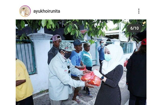 Ayu Khoirunita memberikan bantuan sembako kepada tukang becak di sekitar Alun-alun Bangkalan.