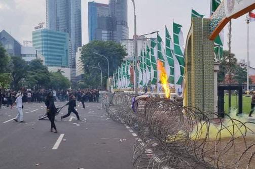 Grahadi Tak Merespons, Unjuk Rasa Tolak UU TNI Ricuh, Polisi: Wajah Anda Kami Tandai