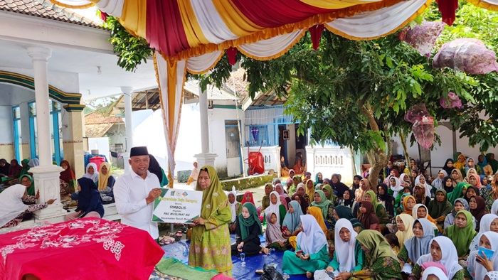 Ketua DPC PKB Bangkalan Syafiuddin memberikan bantuan seragam kepada Fatayat dan Muslimat Nahdatul Ulama (NU) Kec. Tanah Merah, Kab. Bangkalan, Jumat (24/12/2021).