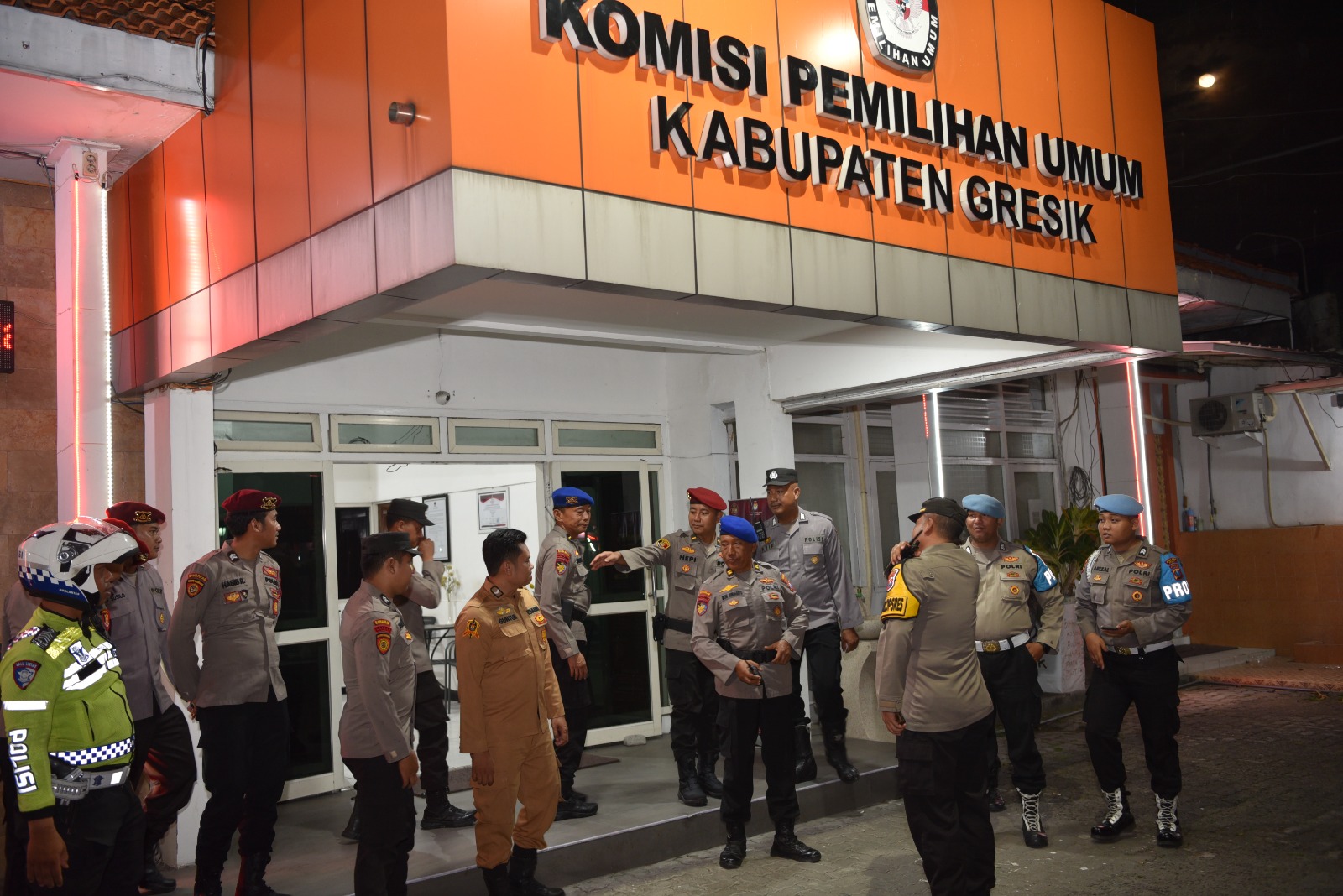 Wakapolres Gresik, Kompol Danu Anandita Kuncoro Putro bersama anggota saat patroli di kantor KPU Gresik. Foto: Ist.
