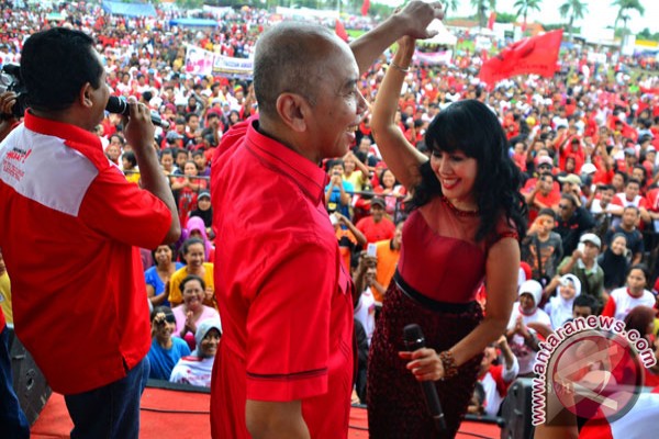 Sekjen DPP PDIP Tjahjo Kumolo pernah menginstruksikan agar pengurus dan kader PDIP di semua daerah memasang spanduk menolak kenaikan harga BBM. Tampak massa PDIP saat kampanye di Jawa Tengah. foto: antaranewews