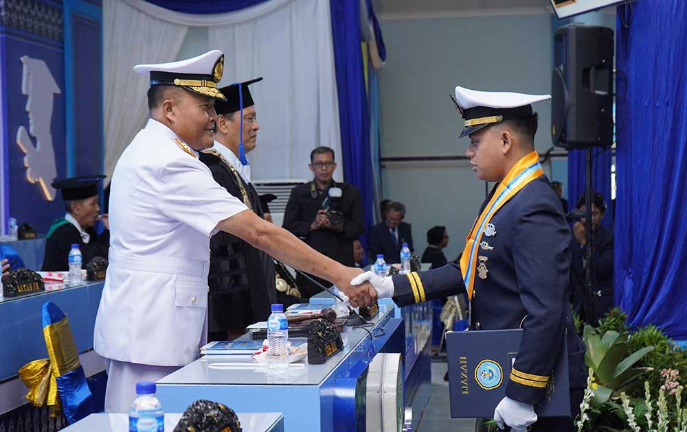 UHT Surabaya Wisuda Pertama Program Diploma 4 dan Strata 3