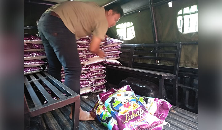 Lebih dari 100 sak beras ukuran 10 kg disiapkan oleh Dinsos Kota Malang, Selasa (17/09). Beras itu bagian dari paket bingkisan rutin yang diberikan sebulan sekali kepada lansia dan penyandang Difabel di Kota Malang. foto: Iwan Irawan/ BANGSAONLINE