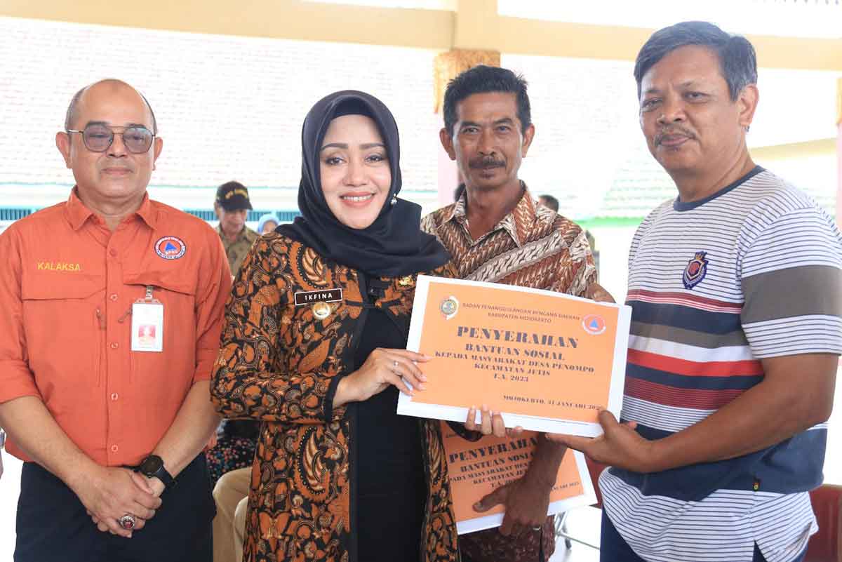 Bupati Mojokerto, Ikfina Fahmawati, saat menyerahkan bantuan sosial kepada korban puting beliung.