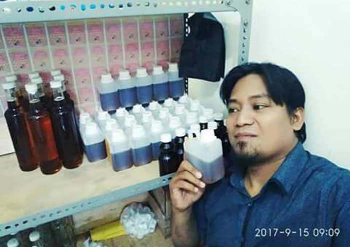 Ahmad Muhtad, saat menunjukkan madu miliknya.