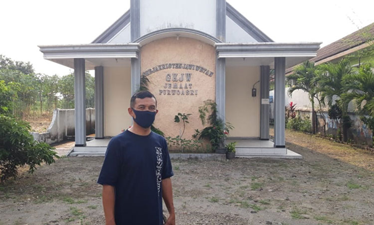 Pendeta Agus Supriyanto saat berdiri di depan GKJW Purwoasri, Kabupaten Kediri. (foto: MUJI HARJITA/ BANGSAONLINE)
