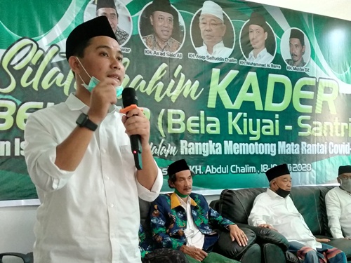 Muhammad Al-Barra, LC, M.Hum (Gus Barra) saat memberi sambutan pada acara Silaturahim dan Istighotsah Kader Bekisar dalam rangka Memotong Mata Rantai Covid-19 di Guest House Kampus Institut KH Abdul Chalim Pacet Mojokerto, Sabtu (18/7/2020). foto: MMA/ bangsaonline.com