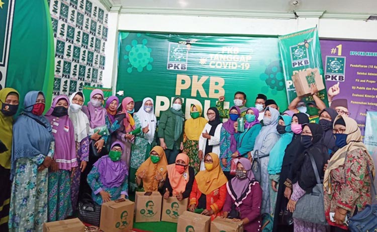 Para pengurus DPC PKB dengan penuh semangat menyalurkan bantuan sembako.