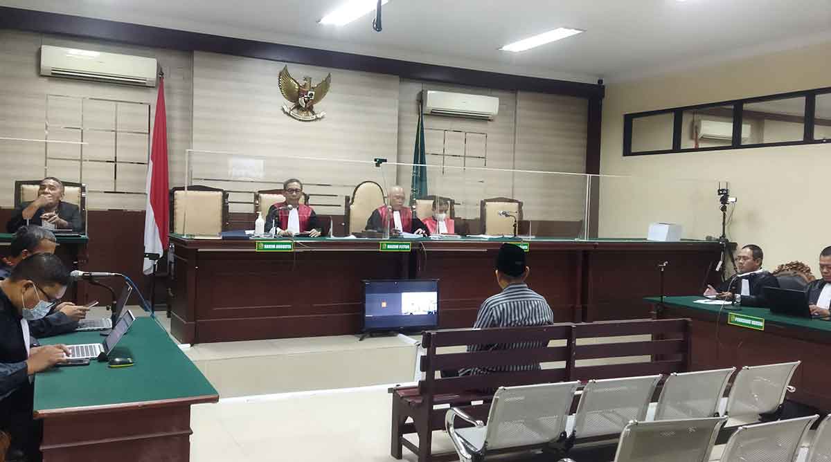 Eks Bupati Sidoarjo, Saiful Ilah, saat mengikuti sidang.