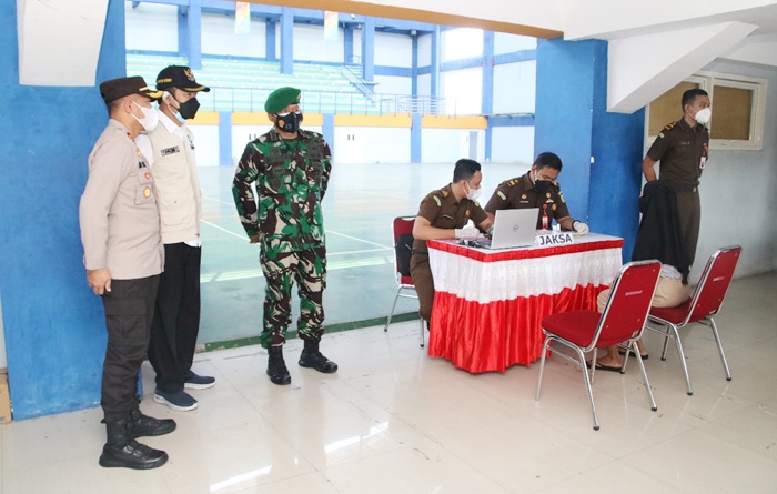 Bupati Yuhronur dan Kapolres AKBP Miko Indrayana saat melihat langsung sidang prokes di tempat.