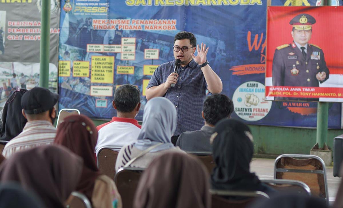 Bupati Kediri Hanindhito Himawan Pramana saat memberi sambutan di kegiatan akselerasi vaksinasi dosis ketiga yang digelar di Lapangan Indoor Polres Kediri. Foto: Ist.