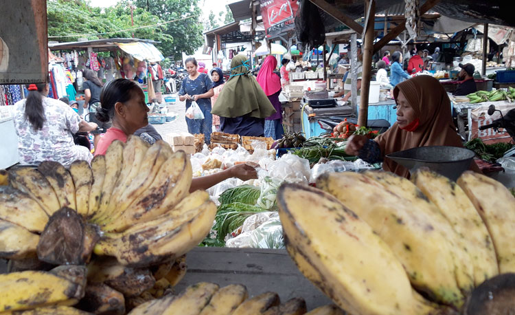 Pedagang dan pembeli di Pasar Sumberjo, masih kedapatan tidak memakai masker. foto: MUJI HARJITA/ BANGSAONLINE