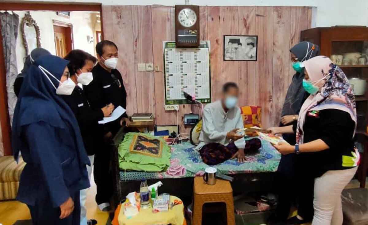 Petugas kesehatan saat mengunjungi penderita TBC. Foto: Ist