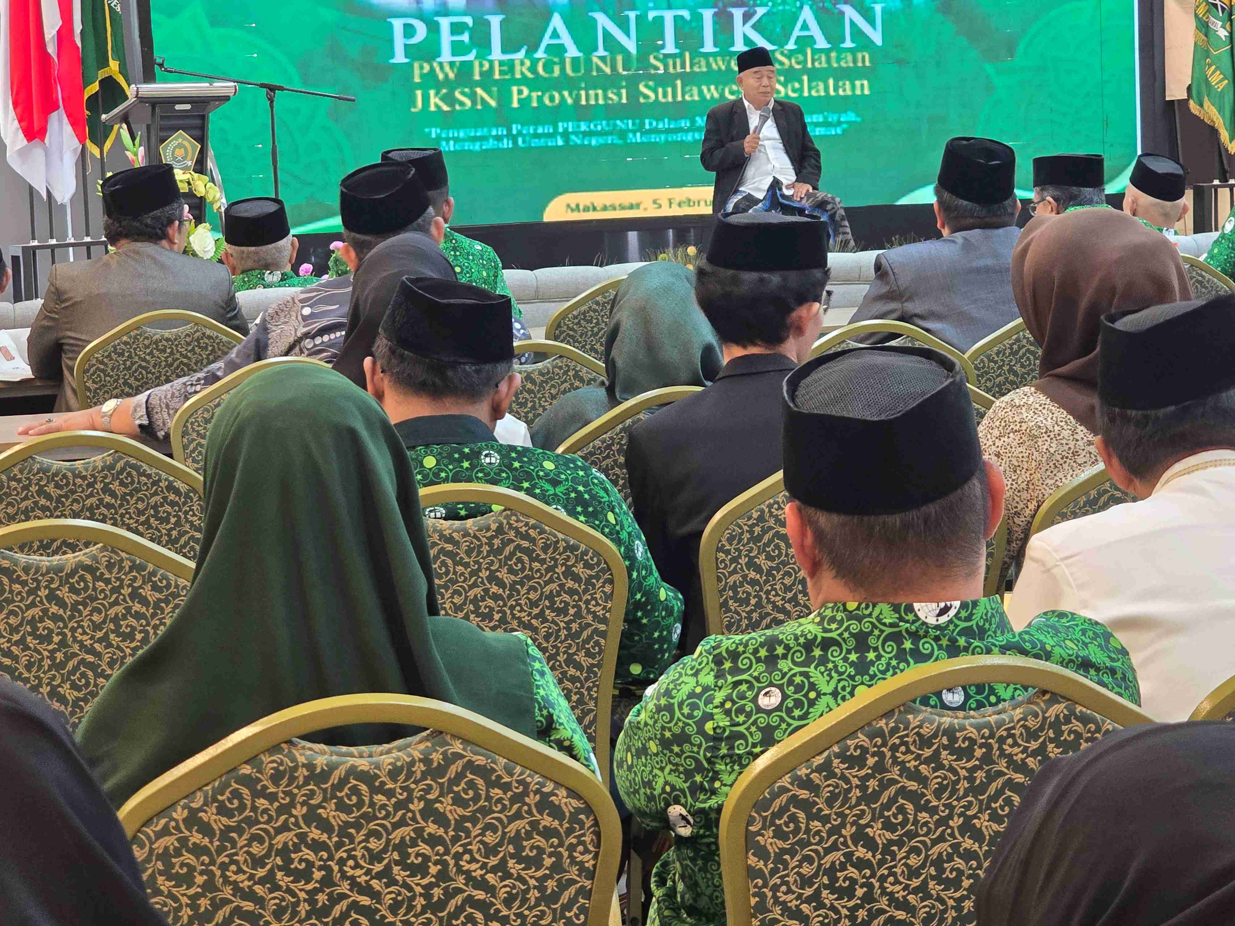 Prof Dr KH Asep Saifuddin Chalim saat menyampaikan taushiyah dalam acara pelantikan Pengurus Wilayah Persatuan Guru Nahdlatul Ulama (Pergunu) dan Jaringan Kiai Santri Nasional Sulawesi Selatan (JKSN) Sulawesi Selatan (Sulsel) di Kantor Wilayah Kementerian Agama Sulsel, Kamis (5/2/2026). Foto: M. Mas