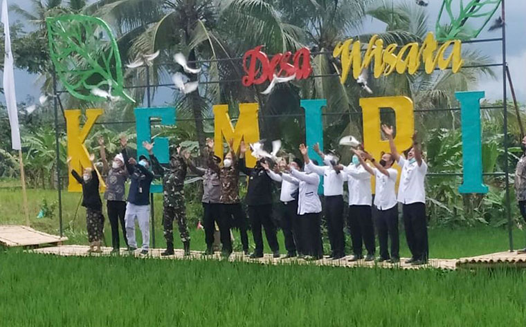 Peresmian Desa Wisata Dewi Kemiri oleh Bupati Jember Hendy Siswanto ditandai pelepasan burung merpati, Rabu (31/3/2021) sore.