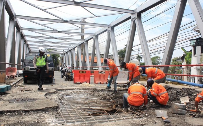Para pekerja mulai melakukan pembongkaran aspal di Jembatan Kedunglarangan.