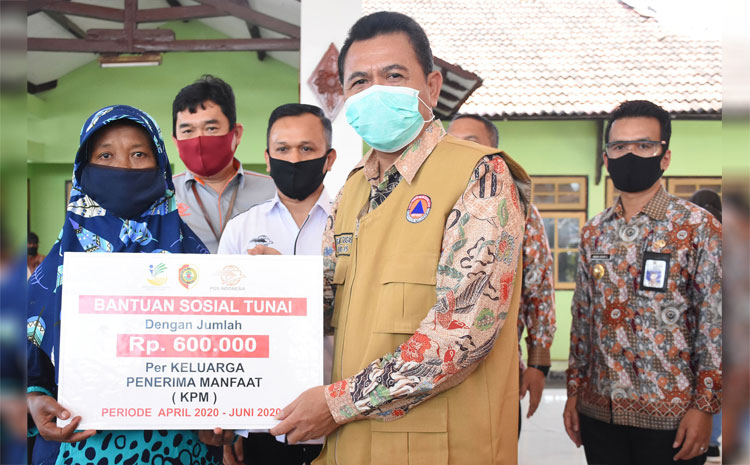 Bupati Pungkasiadi memberikan dana bansos kepada warganya secara simbolis. 